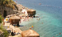 İzmir'de kalabalıktan kaçanların yeni gözdesi: Cam gibi deniz, yeşilliklerle sarılı bir sessizlik adası!