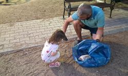 İzmir’de minik çevreci Elif, parktaki çöpleri topladı