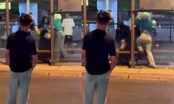 Bir anda birbirlerine saldırdılar! Otobüs durağındaki genç kız kavgası viral oldu