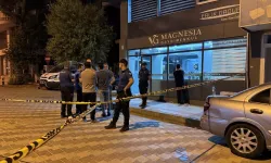 Manisa'da emlak ofisinde silahlı saldırı: 1'i ölü 2'si ağır 3 yaralı var