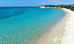 Sapsarı plajı, çarşaf gibi deniziyle İspanya kıyılarını aratmıyor! İzmir'in en güzel halk plajı olarak gösteriliyor