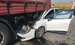 Sivas’ta feci kaza: Tıra çarpan otomobilde çok sayıda yaralı var