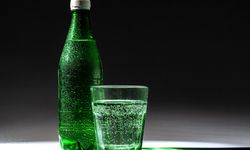 Serinletici görünebilir ama riskli! Maden suyu etiketini okumadan içmeyin
