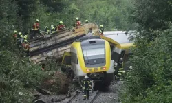 Tren raydan çıktı, vagonlar üst üste devrildi! Ölü var