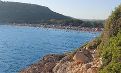 Cam gibi denizi, ipek gibi kumuyla İzmir’in en güzel koyu! Sandalyesini alan soluğu burada alıyor