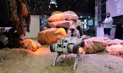 Zıpladı, takla attı, selam verdi: Yüzde yüz yerli yazılıma sahip robot köpekler IDEF sahnesinde!