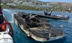 Denizin ortasında yangın! Tekne alev topuna döndü