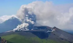 Japon Meteoroloji Ajansı’ndan kritik uyarı: Şinmoe Yanardağı faaliyette!