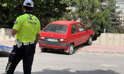 Trafikte dehşet anları! Dur ihtarına uymayan sürücü polise çarptı