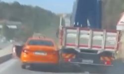 Trafikte gerilim kazayla sonuçlandı: Kamyonet taksiye çarptı