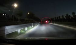 Trafikte tehlikeli anlar: Sürücü boş arsaya uçtu