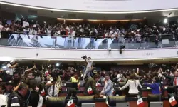 Meksika Senatosu’nda şok anlar: Vekiller yumruklaştı!