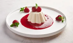 Evde İtalyan lezzeti: Frambuaz soslu Panna Cotta nasıl yapılır?