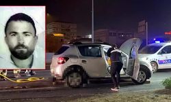 Korkunç kaza! Yol ortasında oturan adam otomobilin altında kaldı!