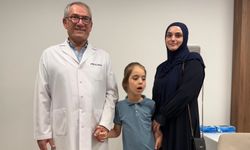 Annesinin elinden tutup ilk adımlarını attı