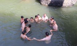Burası ne deniz ne de plaj… Ama gören serinliğe koşuyor!
