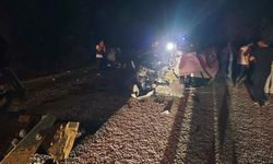 Saniyeler içinde felaket: Araçlar kafa kafaya çarpıştı