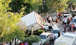 Yolda can pazarı: Park halindeki araçların üzerine uçtu