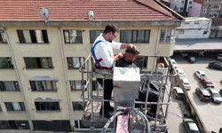 Vinçle tıraş oldu: Berber ve müşteri 20 metre yükseğe çıktı!