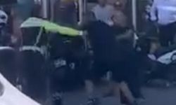 İzmir’de polis memuruna tekmeli yumruklu saldırı!