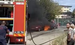 Şok patlama! Park halindeki araç birden alev aldı