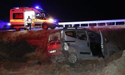 Karayolda korkunç çarpışma: Araçlar yol kenarına savruldu!