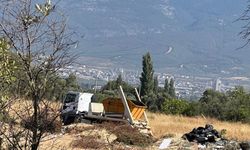 Belediyeye ait çöp aracı boş araziye çöp dökerken kamerada!