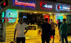 İki otomobil kuruyemiş dükkanına girdi!