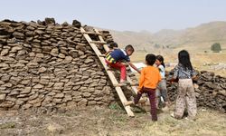 Duygulandıran görüntüler! Küçük yürüklerden büyük yardım