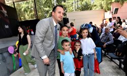 Bornova öğrencilerin yanında: Kırtasiye yardımı başladı