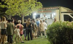 Bayraklı sahili sinema salonuna döndü