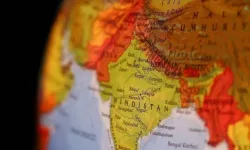 Hindistan’da su kanalına düşen araçta 11 kişi can verdi!