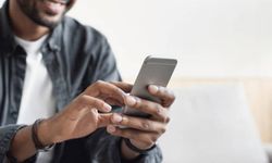 Cep telefonunu yanlış kullanmak fıtığa davetiye çıkarıyor