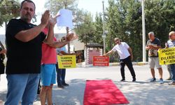İzmir’de kooperatif mağdurlarından kırmızı halı eylemi