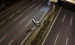 Otoyolda feci kaza: Ticari araç bariyere çarptı