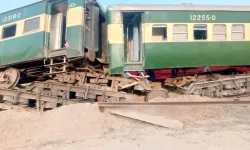 Pakistan’da yolcu treni raydan çıktı!