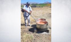 Salçasını ot biçme makinesiyle karıştırdı, ilginç görüntüler ortaya çıktı!