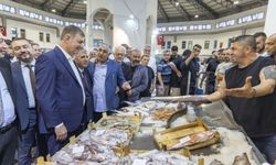 İzmir’de balıkçılar siftahı Cemil Tugay’la yaptı