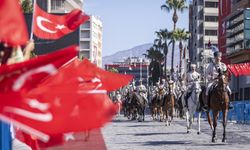 İzmir'in kurtuluşu 103. yılında canlandırıldı: Süvari birlikleri gurur dolu anlar yaşattı