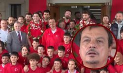 12 Dev Adam yurda döndü! Ergin Ataman gözyaşlarını tutamadı