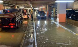 İnanılmaz görüntüler! AVM otoparkı adeta dereye döndü!