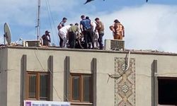 4 katlı binanın çatısında panik! Polis dakikalarca uğraştı