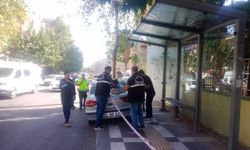 Feci kaza: Otomobil otobüs durağına daldı: Ölü ve yaralılar var