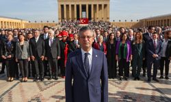 Anıtkabir’de anlamlı ziyaret: Özel’den Cumhuriyet ve demokrasi vurgusu