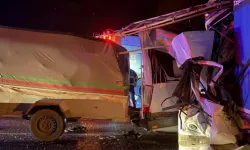 Sabahın ilk saatlerinde feci çarpışma: Minibüs tıra çarptı: 3 ölü