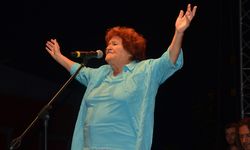 İzmir'de Selda Bağcan fırtınası: Binlerce kişiyi coşturdu!
