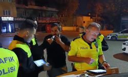 Kardeşinin kimliğiyle kaçmaya çalıştı! İlginç görüntüler viral oldu