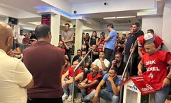 Buca Belediyesi işçileri maaşlarını alamadıkları gerekçesiyle belediye binası önünde eylem başlattı