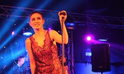 Unutulmaz gece! İzmir Fuarı’nda Yıldız Tilbe rüzgârı