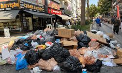İzmir’de çöp dağları: İşçilerin maaş eylemi ilçeyi felç etti